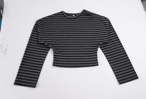 Camiseta Corta Holgada con Hombros Descubiertos y Rayas Grises, Manga Larga, Estilo Y2K, Moderna, Única, Casual y Elegante - Product Image 6