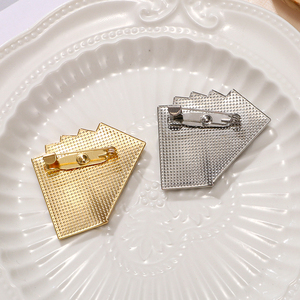 Yini Tùy Chỉnh Fashionplayingcardschina Kim Loại Máy Làm Rhinestone Tùy Chỉnh Sang Trọng An Toàn Đồ Trang Sức Trâm Pin Cho Nam Giới Và Phụ Nữ - Product Image 2