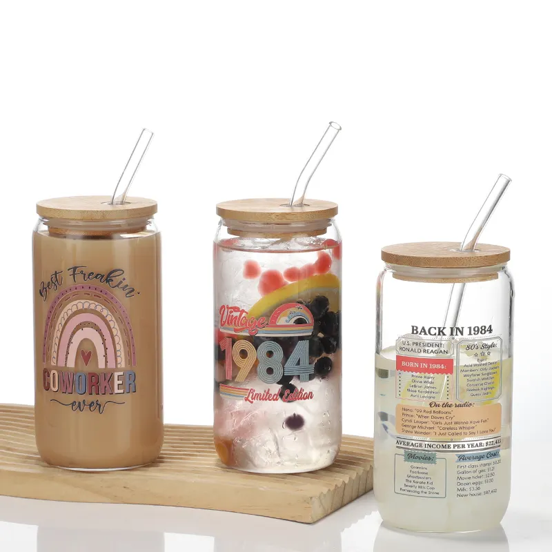 Grosir murah gelas borosilikat tinggi cangkir kreatif 16 oz gelas kaca dengan tutup bambu dan sedotan kaca