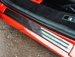 Seuils de porte style OEM pour Ferrari F8 avec lettres (paire) en carbone sec - Product Image 2