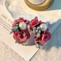 Vente en gros de boucles d'oreilles en tissu avec motif doux, bijoux tendances, boucles d'oreilles en forme de fleur et de perle pour femmes
