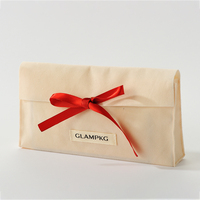 Pochette à bijoux en velours double face personnalisée en gros, sac d'emballage cadeau souple type enveloppe avec fermeture à ruban pour bagues et boucles d'oreilles