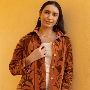Chaqueta de Mujer Suzani en Algodón Color Óxido con Apliques Azules Bordados, Combina Lujo con la Arte Contemporánea India - Product Image 3