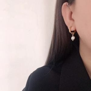 Pendientes de gota de perla de agua dulce de diseño vintage Pendientes de acero inoxidable chapados en oro de 18 quilates para mujer - Product Image 4