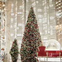 Sapin de Noël artificiel moderne sur pied avec lumières LED et décorations en forme d'ours pour la décoration de hall d'hôtel