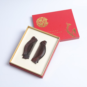 ชุดหวีแต่งงานจีนสุดหรู แกะสลักลายเป็ดแมนดารินด้วยมือ หวีไม้จันทน์แดง ของขวัญสำหรับแขกในงานเลี้ยงฉลองสมรส - Product Image 4