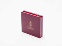 Boîte en bois grain de bois rouge foncé haute brillance avec logo personnalisé en feuille d'or, pour médailles, pièces de monnaie et cadeaux, avec charnière