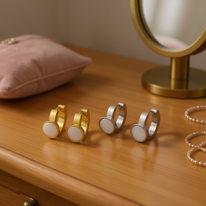 Boucles d'oreilles créoles avec design coquillage rond en acier inoxydable doré et argenté, lot de 12 pièces - Product Image 3