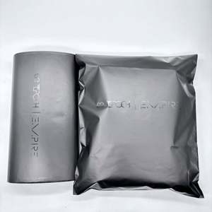 Sacs d'expédition en polyéthylène noir mat écologiques et imperméables avec logo personnalisé pour l'envoi de vêtements, emballage de colis biodégradable - Product Image 5
