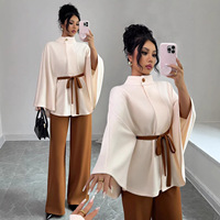 Ensemble deux pièces pour femme : Haut à col montant et manches cape avec ceinture, et pantalon large – Tenue élégante et formelle pour femme, vêtement modeste
