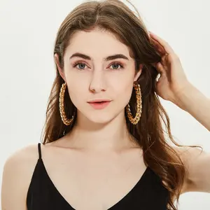 도금 귀걸이 디자인 패션 후프 귀걸이 원형 귀걸이 여성용 쥬얼리 골드 아연 합금 2021 새로운 트렌디 기하학적 OUYA