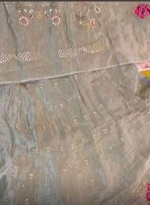 ชุดเลเฮนกาโชลีผ้าไหมบานาราสีสีม่วงแดงเข้ม ปักลายดิ้นทองหนัก ดีไซน์คลาสสิก กระโปรงยาวสีเทา เสื้อดีไซเนอร์สำหรับเจ้าสาว - Product Image 5