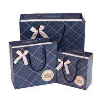 Bolsa de papel de regalo de lujo con logotipo impreso personalizado al por mayor bolsas de papel de compras de boutique al por menor con su propio logotipo