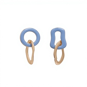 Boucles d'oreilles créoles géométriques pour femme en résine acrylique et lucite, bijoux fantaisie tendance, design carré vert, noir et blanc, pour soirée - Product Image 6
