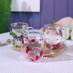 Vaso de cristal de doble capa con flores naturales al por mayor, estilo INS, regalo, vaso para zumo, taza de arena de pétalos de lujo ligero para uso doméstico - Product Image 3