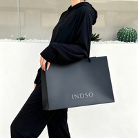 Sac en papier kraft de luxe personnalisé pour le shopping, carton ivoire de haute qualité avec logo de marque pour vêtements et chaussures