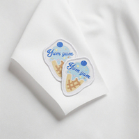 Badge logo personnalisé brodé en forme de cœur alphabet, écologique, faible MOQ, conception OEM/ODM sur mesure pour marques de vêtements, personnalisable