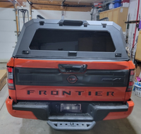 Toldo de Aluminio para Camioneta Nissan Frontier con Caja de 5 Pies (2022-2026), Bloqueable, Impermeable, con Luz de Freno LED, Carga de Techo de 350 kg