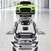 Kit complet de conversion et de lifting pour Ford Mustang GT500 2015-2017 : pare-chocs avant et arrière, capot et ailes modifiés.