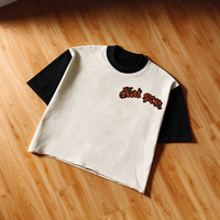 T-shirt homme noir et blanc à manches raglan, motif casque de motard squelette au dos, lettres gothiques, coupe oversize, style streetwear vintage