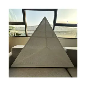 Clip suspendido de Aluminio perforado 3D de 1200x1200x1200 en azulejos de techo triangulares