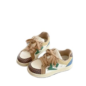 Nuevas zapatillas blancas de suela gruesa para otoño y primavera, versátiles y modernas, para un estilo estudiantil único. Presenta estrellas de colores. - Product Image 3