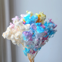 Vase et roses, fleurs et cadeaux pour la Saint-Valentin, arrangement de fleurs préservées, bouquet pour la fête des mères
