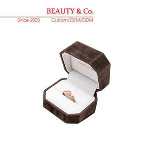 Boîte à bijoux blanche haut de gamme en cuir PU, design élégant fait main, forme personnalisable, avec charnières et insert en éponge pour bagues et bracelets - Product Image 5