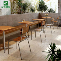Ensemble de meubles de café minimalistes commerciaux, table en bois massif avec chaise en métal industriel pour restaurant, café