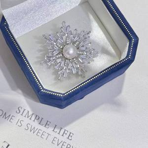 Broche en perles d'eau douce flocon de neige d'hiver de haute qualité, nouvelle mode, bijoux de poitrine en forme de fleur, vente en gros et au détail - Product Image 5