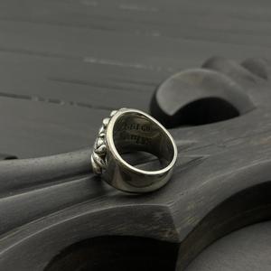 Anillo grande Guardian de oro de 18 quilates con diseño de enredadera cruzada para hombre - Product Image 3