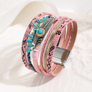 Pulsera de fiesta de cuero sintético con forma de bola bohemia de jade, plumas y abalorios, con cierre magnético retro de turquesa - Product Image 2