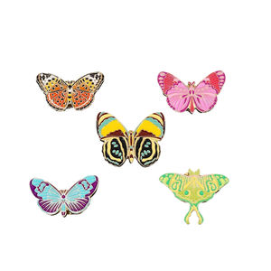 เข็มกลัดโลหะรูปผีเสื้อปีกดอกไม้การ์ตูนน่ารักเคลือบเงาแบบนุ่ม งานฝีมือสั่งทำพิเศษ รูปแมลงติดเสื้อ - Product Image 4
