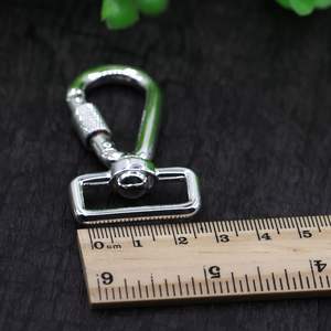 Crochet pivotant noir <span class=keywords><strong>verrouillable</strong></span> en alliage de vente chaude d'usine pour le <span class=keywords><strong>mousqueton</strong></span> de laisse de chien pour le sac - Product Image 4