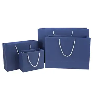 กระเป๋านักช้อปส่งเสริมการขายพื้นผิวกระดาษแข็งถุงกระดาษสีฟ้าสำหรับน้ำหอม