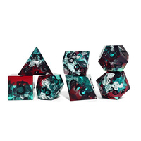 Vente en gros de dés polyédriques en résine à bords tranchants personnalisés DND, dés rouges et verts, dés de jeu de table DND RPG pour jeux de société