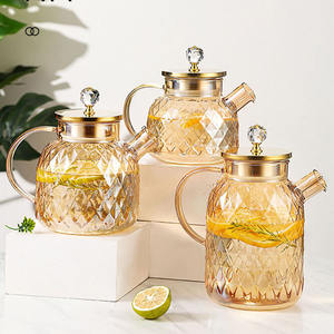 Carafe à eau moderne en verre transparent de 48 oz avec couvercle-filtre, idéale pour le thé glacé, la limonade et les jus lors de vos réceptions - Product Image 5