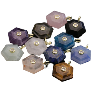 Pendentif en pierre naturelle plaqué or en gros avec sertissage en bélière, forme de cœur tendance, gravure polie - Product Image 1