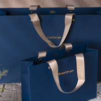 Sac cadeau de luxe en papier couché écologique et recyclable avec option de logo personnalisé estampé à chaud or et poignée en ruban longue pour exposition