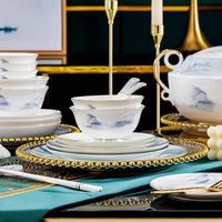 Nouvel ensemble de 70 pièces de vaisselle de style chinois en porcelaine de Jingdezhen, peint à la main avec un motif paysager artistique, cadeau de pendaison de crémaillère