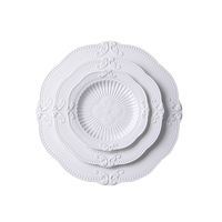 Ensemble d'assiettes plates blanches rétro en relief de la série European Palace Gravure Durable Céramique Porcelaine de restaurant Ensemble de plats de service