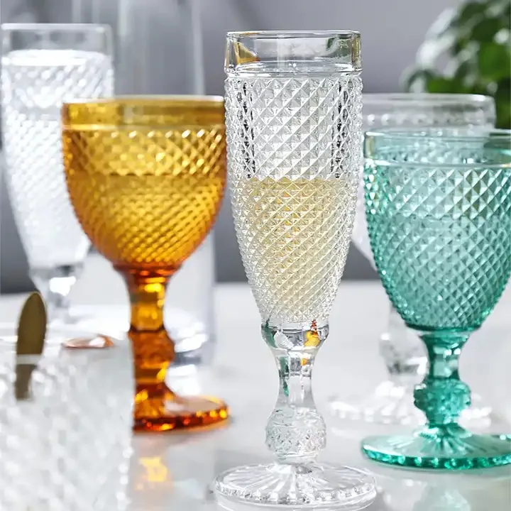 Bicchiere da vino Vintage in rilievo in vetro trasparente all'ingrosso calice in vetro Vintage bicchiere in vetro Color acqua e succo