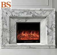 Contour de cheminée en marbre Arabescato de style moderne et épuré, en pierre naturelle blanche, pour la décoration intérieure.