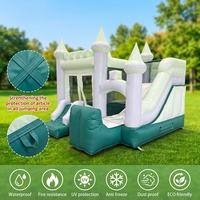 Château gonflable vert menthe avec toboggan pour enfants, idéal pour les fêtes d'anniversaire en extérieur ou en intérieur, pour le jardin ou la maison