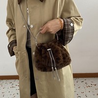 Sac seau vintage en peluche à imprimé léopard pour femme, nouvelle collection automne-hiver 2026, sac à bandoulière polyvalent avec anse en anneau et chaîne