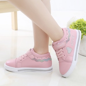 Zapatos Casuales para Niños al por Mayor, Diseño de Moda con Corazones Bordados, Estilo Tenis de Piel Sintética - Product Image 2