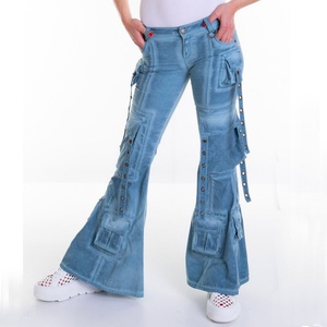 Jean cargo en denim coupe droite style YK2 pour femme, bleu délavé, évasé avec anneaux métalliques - Product Image 3