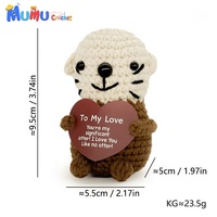 Poupée amigurumi phoque mignon et dodu en crochet fait main, tenant une carte d'encouragement positive, soutien émotionnel
