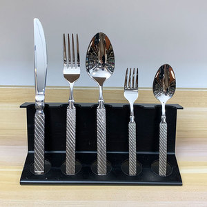 Nouveau style de luxe <span class=keywords><strong>en</strong></span> <span class=keywords><strong>acier</strong></span> <span class=keywords><strong>inoxydable</strong></span> 201 ensemble de couverts couverts couteau à dîner cuillère et <span class=keywords><strong>fourchette</strong></span> pour les fêtes - Product Image 3