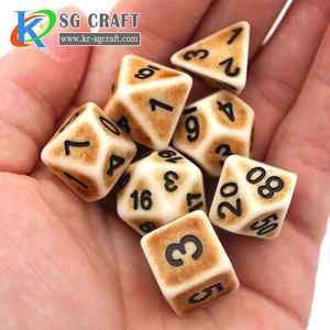 Набор многогранных акриловых кубиков для ролевых игр (7 шт.) с гравировкой на заказ, в античном стиле, с жестяной коробкой, оптом - Product Image 2